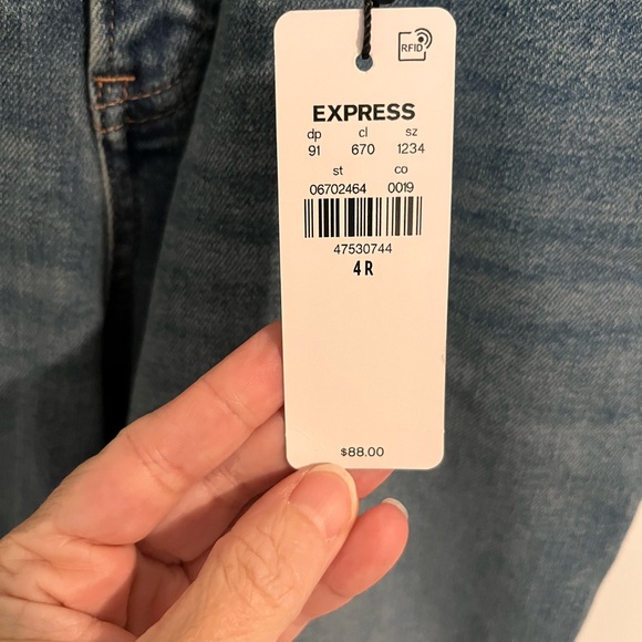 NWT Express mid-rise bootcut Jean with stretch, size 4R - Picture 2 of 5